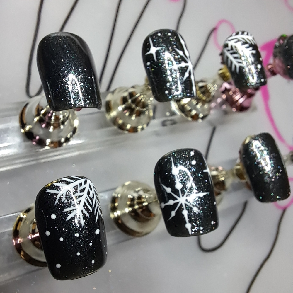 Black Holiday But Make It Sparkle! Press On Nails, Una Gella XS - Picture 4 of 7